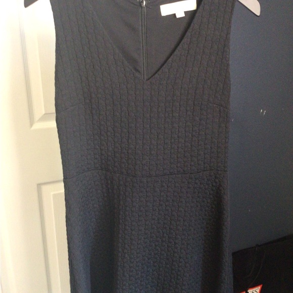 Elegant Black Sleeveless Dress - Picture 6 of 7